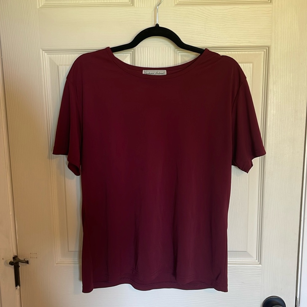 Stephanie Andrews. Size L. Polyester material